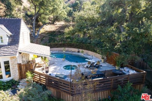 2660 Glenoaks Blvd, Glendale CA  91206-3107 exterior