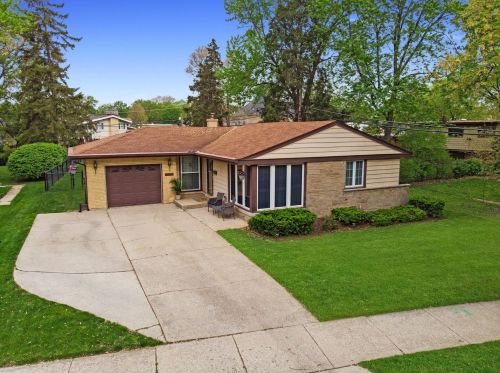 439 Church St, Elmhurst, IL 60126-3643