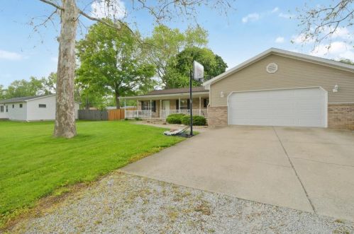 304 5th St, Saint Joseph, IL 61873-9038
