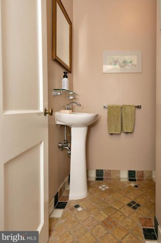 561 Crystal Lake Ave, Tavistock NJ 08033-2748 exterior