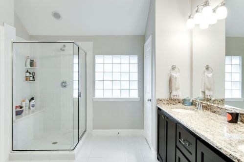 2240 Longwood Dr, Carrollton TX 75010-4911 exterior