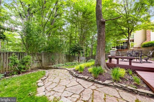 8006 Middlewood Pl, Springfield VA  22153-1928 exterior