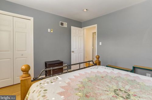 6808 Houndmaster Rd, Springfield VA  22152-2715 exterior
