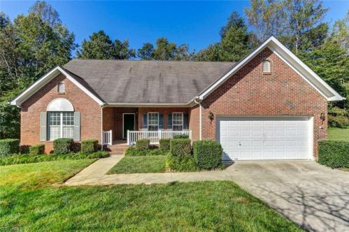 3086 Brookforest Dr, Greensboro, NC 27406-7932