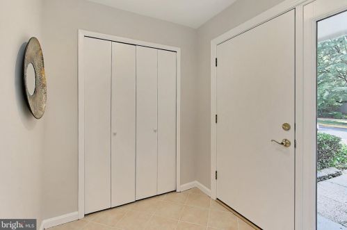 2045 Wethersfield Ct, Herndon, VA 20191-3628