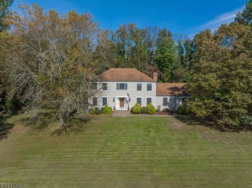 1 Creek Rim Dr, Lebanon, NJ 08833-3010