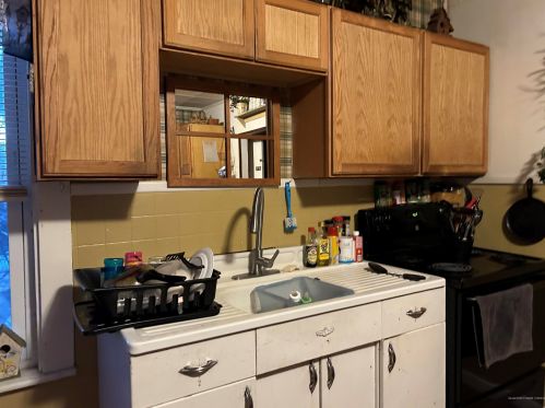 70 Granite St, Mexico, ME 04257-1619