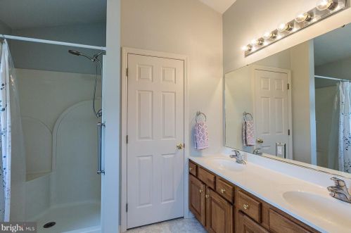 673 Royal Vw Dr, Lancaster PA  17601-2873 exterior