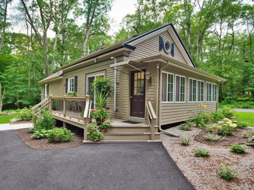1 Brown School Rd, Glocester, RI 02814-2823