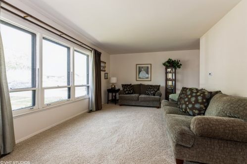 15201 Oxford Dr, Oak Forest, IL 60452-2005