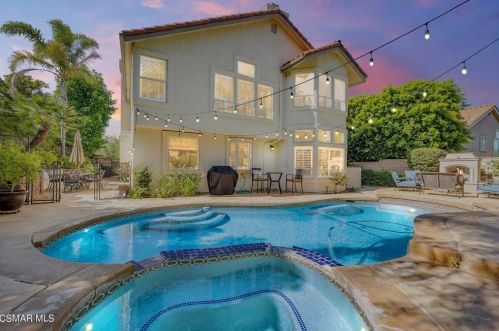 324 Cliffhollow Ct, Simi Valley, CA 93065-7077