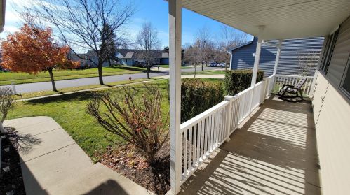 204 Julie Ln, Pingree Grove, IL 60140-8379