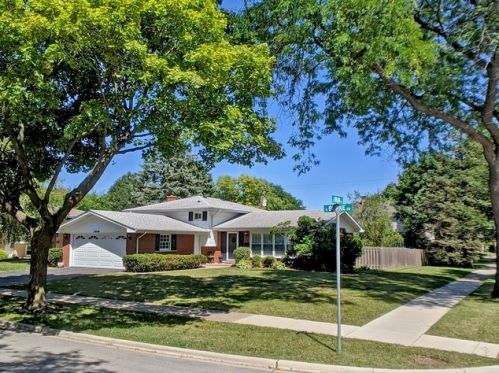 2019 Burke Dr, Arlington Hts, IL 60004-3245