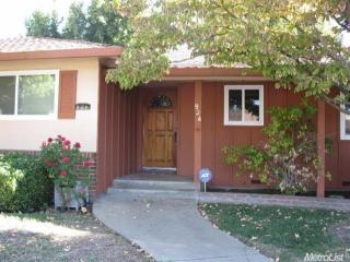 924 Crescent Ave, Lodi, CA 95240-5202