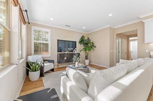 78 Rembrandt, Irvine CA  92620-7314 exterior