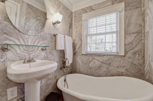 7000 Hunters Br Dr, Atlanta GA  30328-1718 exterior