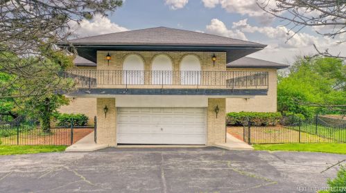 6765 County Line Ln, Willowbrook IL  60527-5726 exterior