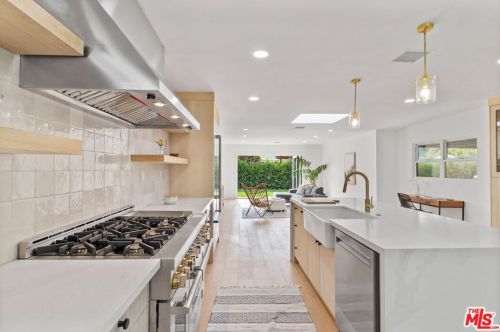 13934 Peach Grove St, Van Nuys CA  91423-1939 exterior