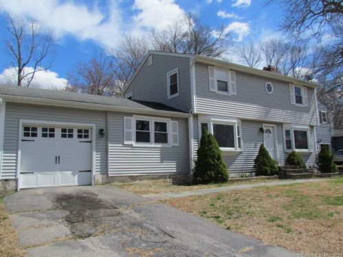 18 West Dr, Gales Ferry, CT 06335-1644