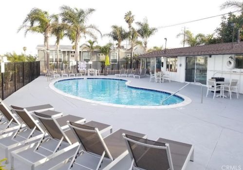 21752 Pacific Coast Hwy, Huntington Beach CA  92646-7619 exterior