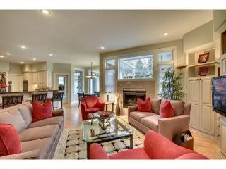 7693 Bay Dr, Minneapolis, MN 55438-2901