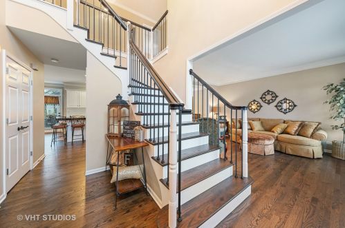 2524 Fox Boro Ct, Naperville, IL 60564-8496
