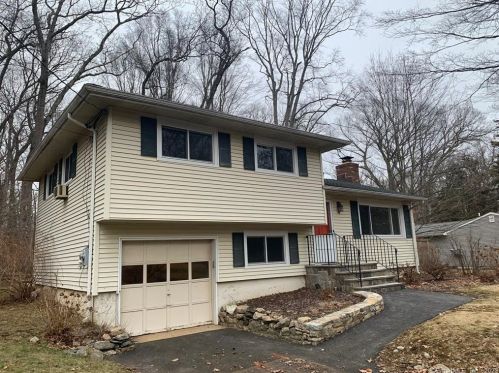 19 Mohawk Dr, Norwalk, CT 06851-1825