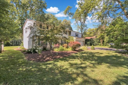 241 80th St, Willowbrook, IL 60527-2407