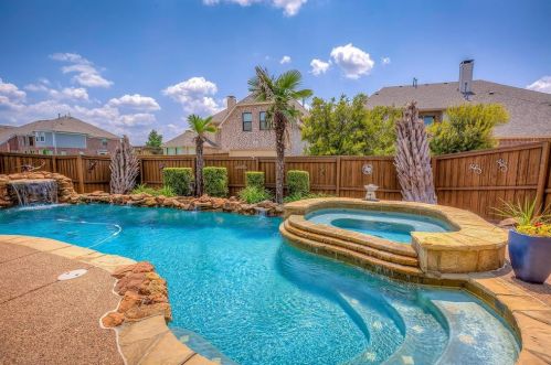 1408 Flowers Dr, Carrollton TX 75007-1470 exterior