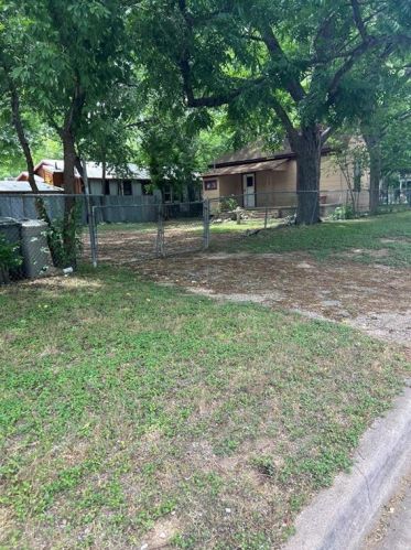 81 Chalmers Ave, Austin TX  78702-5446 exterior