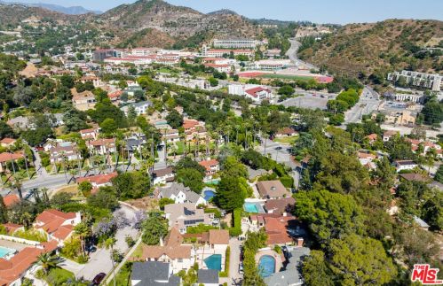 1437 Mountain St, Glendale CA  91207-1259 exterior