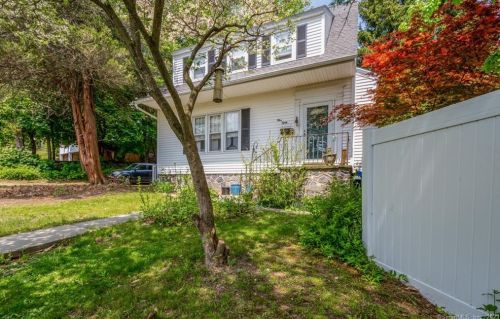 387 Robinwood Rd, Waterbury, CT 06708-2468