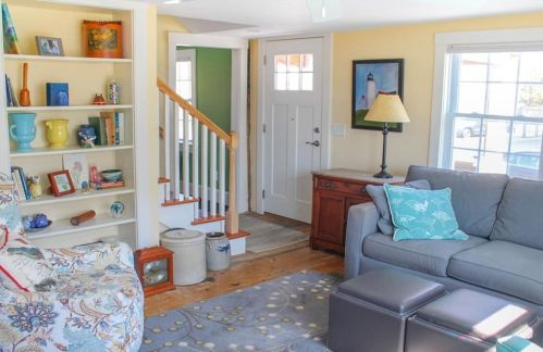 21 Asselin St, Warren, RI 02885-2638