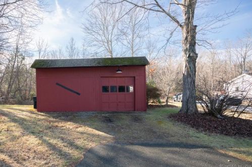 49 Breakneck Hill Rd, Waterbury, CT 06762-1916