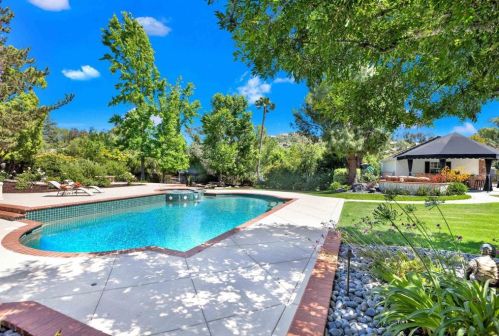 1156 Sugarbush Dr, Vista CA 92084-7464 exterior