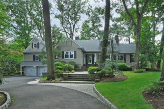 1080 Hillcrest Rd, Ridgewood, NJ 07450-1034