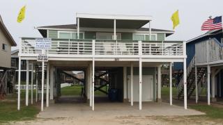 214 Beach Dr, Jones Creek, TX 77541-7940