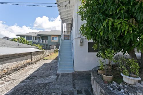1781 Puowaina Dr, Honolulu HI  96813-1735 exterior