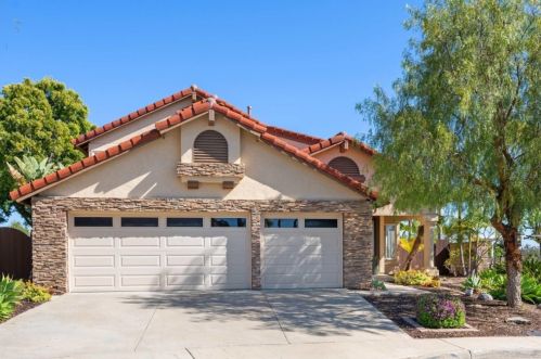 1944 Vineyard Ave, Vista, CA 92081-5322