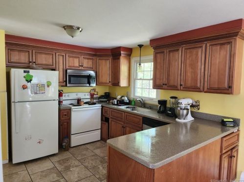 20 West Dr, Gales Ferry, CT 06335-1644