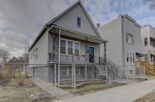8614 Burnham Ave, Chicago, IL 60617-3104