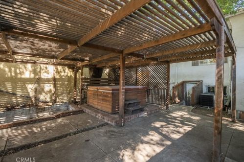 3300 Montrose Ave, Glendale CA 91214-3341 exterior