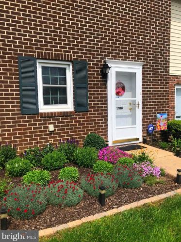 1708 Baron Dr, York, PA 17408-2245