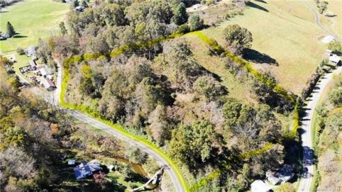 96 Winter Hawk Dr, Clyde, NC 28721-9114