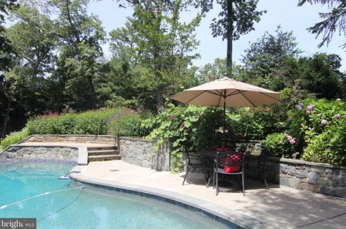 10114 Sanders Ct, Great Falls, VA 22066-2527