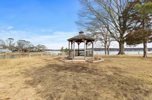 6 Center St, Niantic CT  06357-2658 exterior