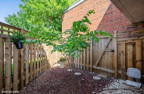 2121 Lincoln Ave, Chicago IL  60614-4510 exterior