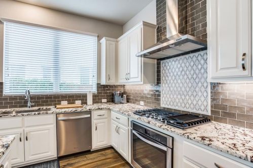 401 Templeton Dr, Fort Worth TX  76107-2252 exterior