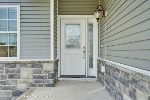 15 Caines Dr, Upper Freehold Township, NJ 08514-2323