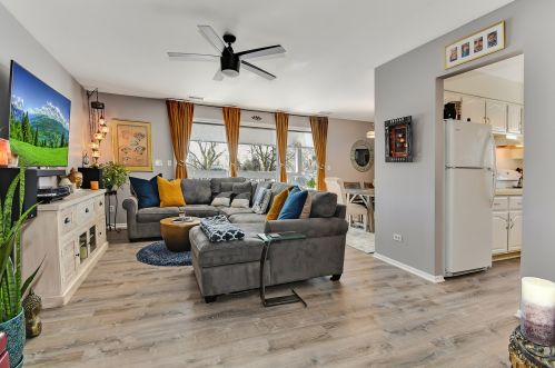 255 Windsor Ln, Willowbrook, IL 60527-2965
